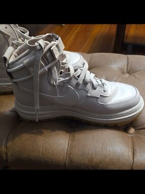 Nike Women's High-Top Athletic Boots in Light Beige